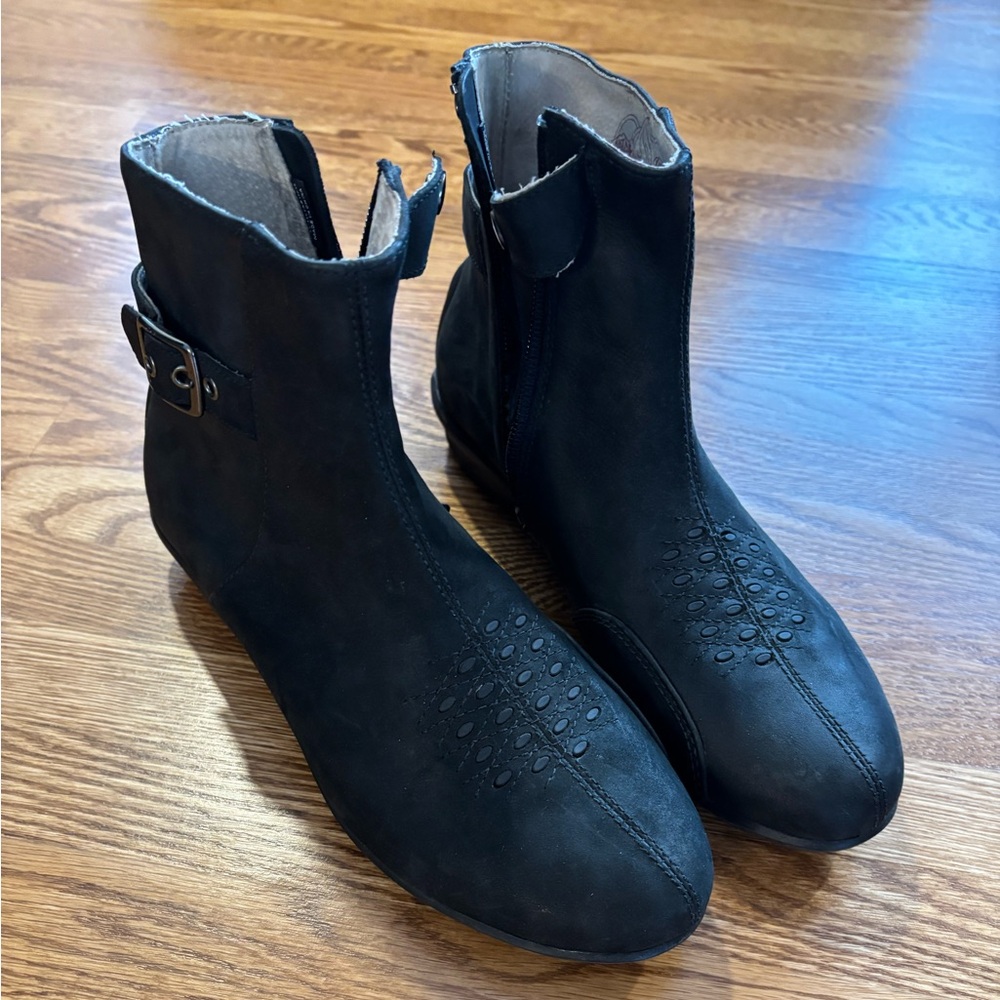 NWOT ICON Black Ankle Booties with protection for motorcycle